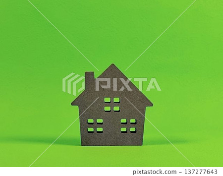棕色房屋模型(綠色背景) 棕色房屋模型(綠色背景) 137277643