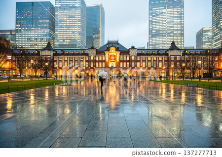 Tokyo Station on a rainy night 137277713