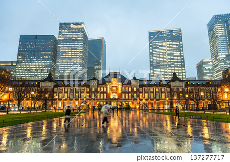 Tokyo Station on a rainy night 137277717