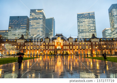 Tokyo Station on a rainy night 137277719