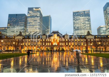 雨夜裡的東京車站 137277723