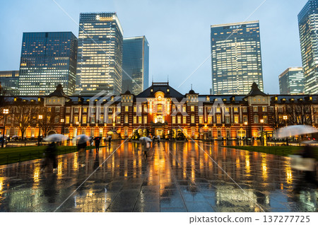 雨夜裡的東京車站 137277725