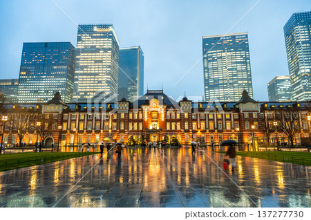 雨夜裡的東京車站 137277730