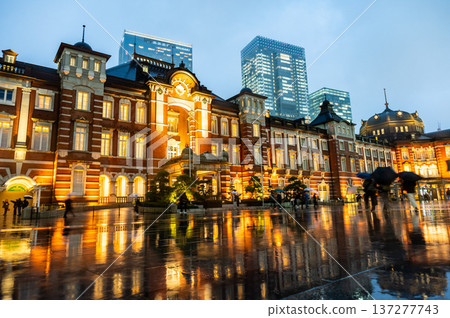 Tokyo Station on a rainy night 137277743