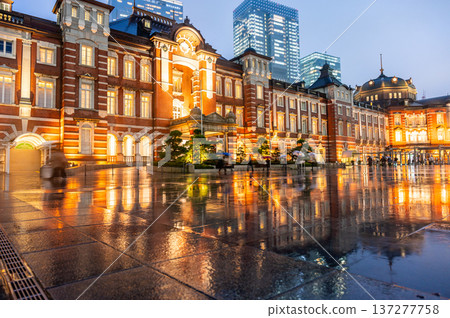 Tokyo Station on a rainy night 137277758