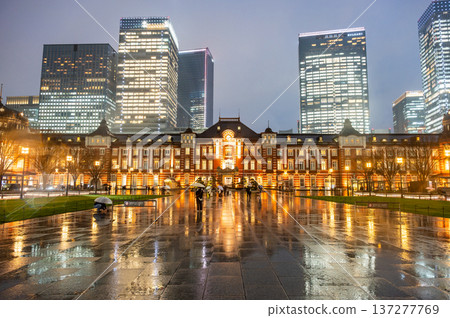 雨夜裡的東京車站 137277769