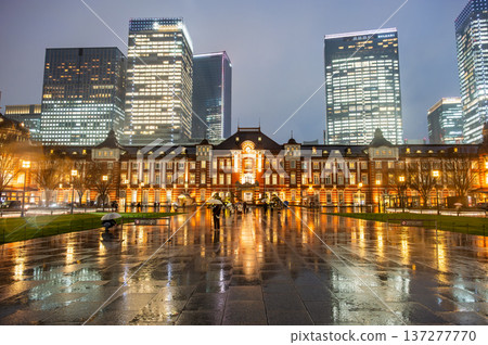 雨夜裡的東京車站 137277770