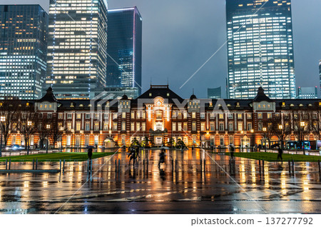 雨夜裡的東京車站 137277792