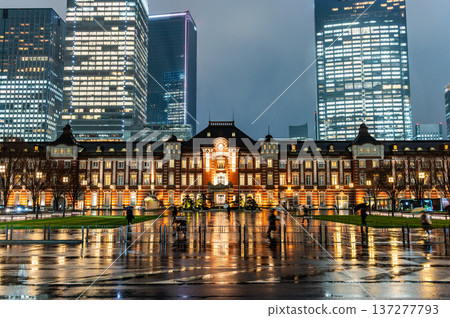 Tokyo Station on a rainy night 137277793