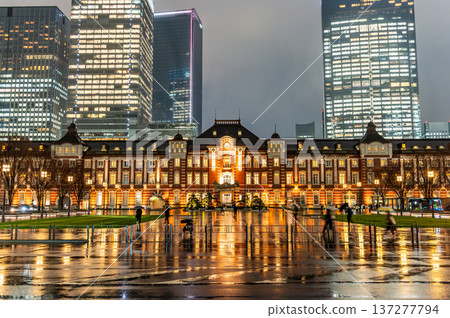 雨夜裡的東京車站 137277794