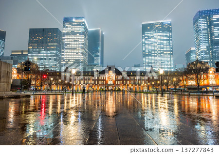 Rainy night in Tokyo 137277843