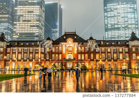 Rainy night in Tokyo 137277884