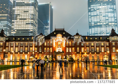 Rainy night in Tokyo 137277885