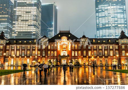 Rainy night in Tokyo 137277886