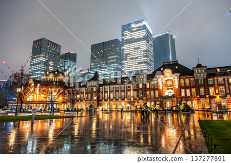 Rainy night in Tokyo 137277891