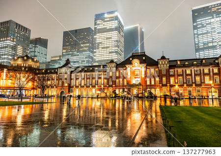 Tokyo Station on a rainy night 137277963