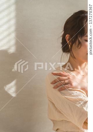 一位女性在瑜珈中做自我擁抱姿勢(心理健康,自尊) 一位女性在瑜珈中做自我擁抱姿勢(心理健康,自尊) 137278367