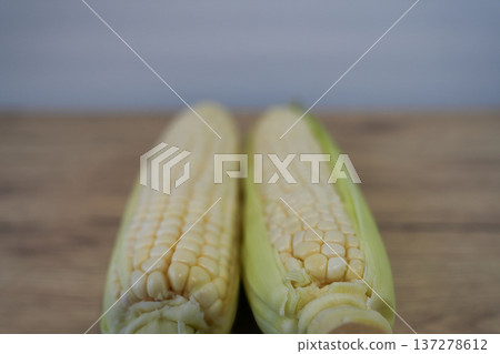 香甜新鮮的白玉米 香甜新鮮的白玉米 137278612