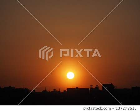 橙色的晚霞,夕陽西下,映照著關東山脈。 橙色的晚霞,夕陽西下,映照著關東山脈。 137278613