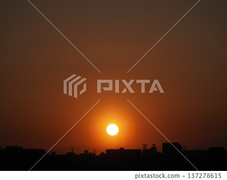 橙色的晚霞,夕陽西下,映照著關東山脈。 橙色的晚霞,夕陽西下,映照著關東山脈。 137278615