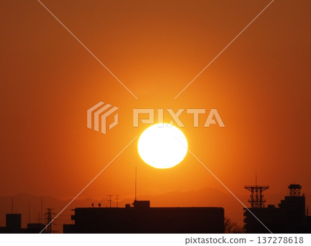 橙色的晚霞,夕陽西下,映照著關東山脈。 橙色的晚霞,夕陽西下,映照著關東山脈。 137278618