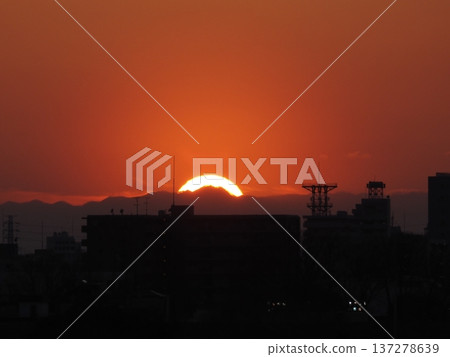 橙色的晚霞，夕陽西下，映照著關東山脈。 137278639