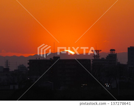 橙色的晚霞,夕陽西下,映照著關東山脈。 橙色的晚霞,夕陽西下,映照著關東山脈。 137278641