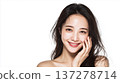 一位面帶微笑的年輕女子，手撫著臉頰 137278714