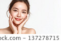 保養品廣告中的女性肖像 137278715