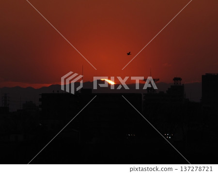 橙色的晚霞,夕陽西下,映照著關東山脈。 橙色的晚霞,夕陽西下,映照著關東山脈。 137278721