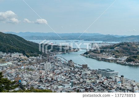 從高處俯瞰尾道市景和瀨戶內海全景 137278853