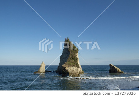 Suzume Island and waves floating in the ocean Suzume Island and waves floating in the ocean 137279326