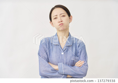 穿著睡衣的女人因白人背景生氣 137279338