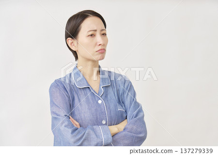 穿著睡衣的女人因白人背景生氣 137279339