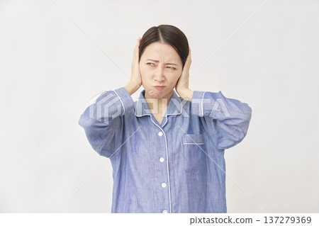 穿著睡衣遮住耳朵的女人白色背景 137279369