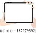 把平板電腦拿在手裡，展示螢幕 137279392