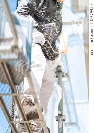 正在粉刷外牆的工人，面目模糊。 137279439