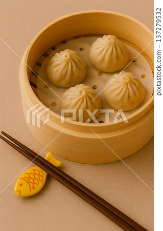 一個寧靜的午後，享用點心，一邊用筷架夾著魚肉，一邊聊天，還有新鮮出爐的小籠包。 137279532