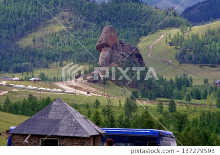 從蒙古阿里亞巴爾寺眺望龜石 137279593