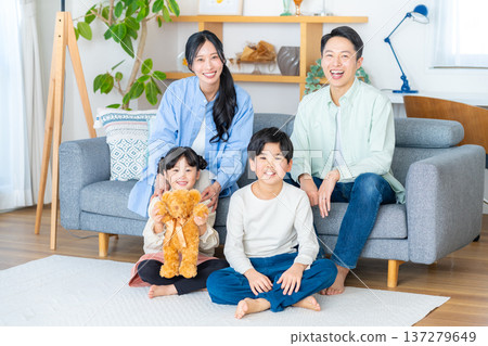 一家四口在客廳共度時光 137279649