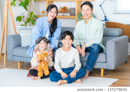 一家四口在客廳共度時光 137279650