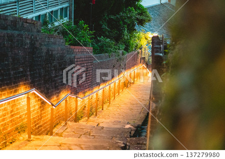 長崎的日落，石板鋪就的階梯和狹窄的小巷，山城 137279980