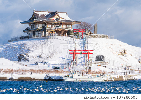 青森縣八戶市海獅繁殖地歌島的雪景 137280505
