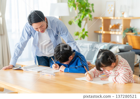 孩子在客廳學習 孩子在客廳學習 137280521