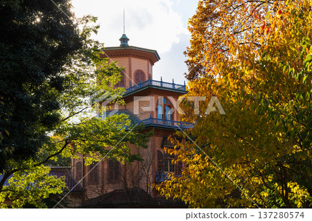 山形縣山形市的秋天。花城公園的秋葉。舊濟成館本館。 山形縣山形市的秋天。花城公園的秋葉。舊濟成館本館。 137280574