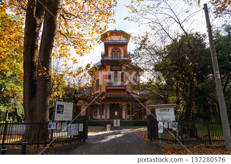 山形縣山形市的秋天。花城公園的秋葉。舊濟成館本館。 山形縣山形市的秋天。花城公園的秋葉。舊濟成館本館。 137280576