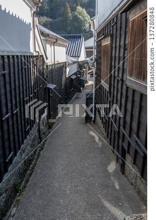 Manglin Alley 137280848