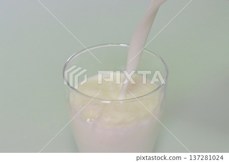 將牛奶倒入玻璃杯中 137281024