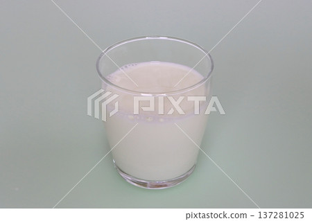 牛奶在一杯 137281025
