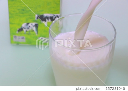 Pour milk into the glass Pour milk into the glass 137281040